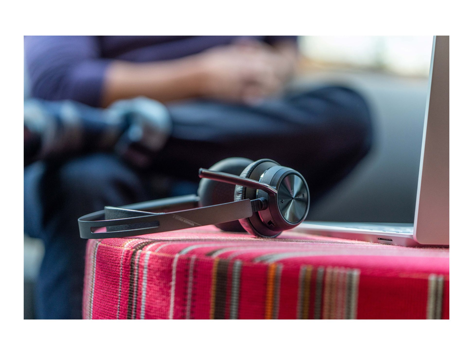 Poly Voyager Focus 2-M - Auricular - en oreja - Bluetooth - inalámbrico, cableado - cancelación de sonido activo - USB-A a través de adaptador Bluetooth - negro - Certificado para Equipos de Microsoft-5